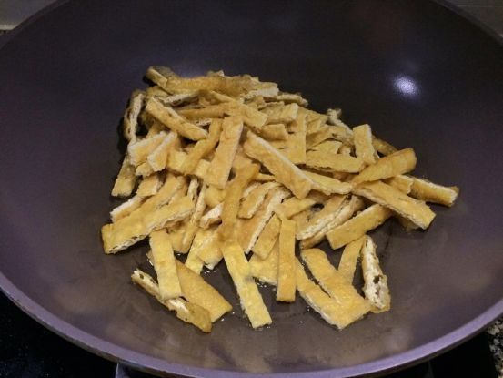 家常香辣芹菜豆腐菜，香辣开胃，营养美味，下饭还解馋