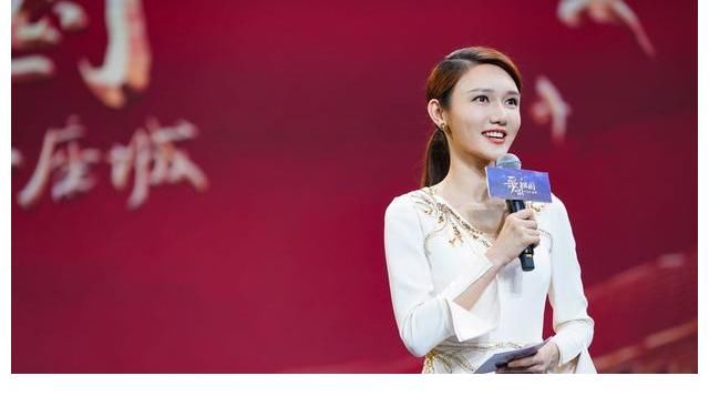 央视主持齐聚上海,“一姐”董卿压轴出场发言,撒贝宁犀利点评