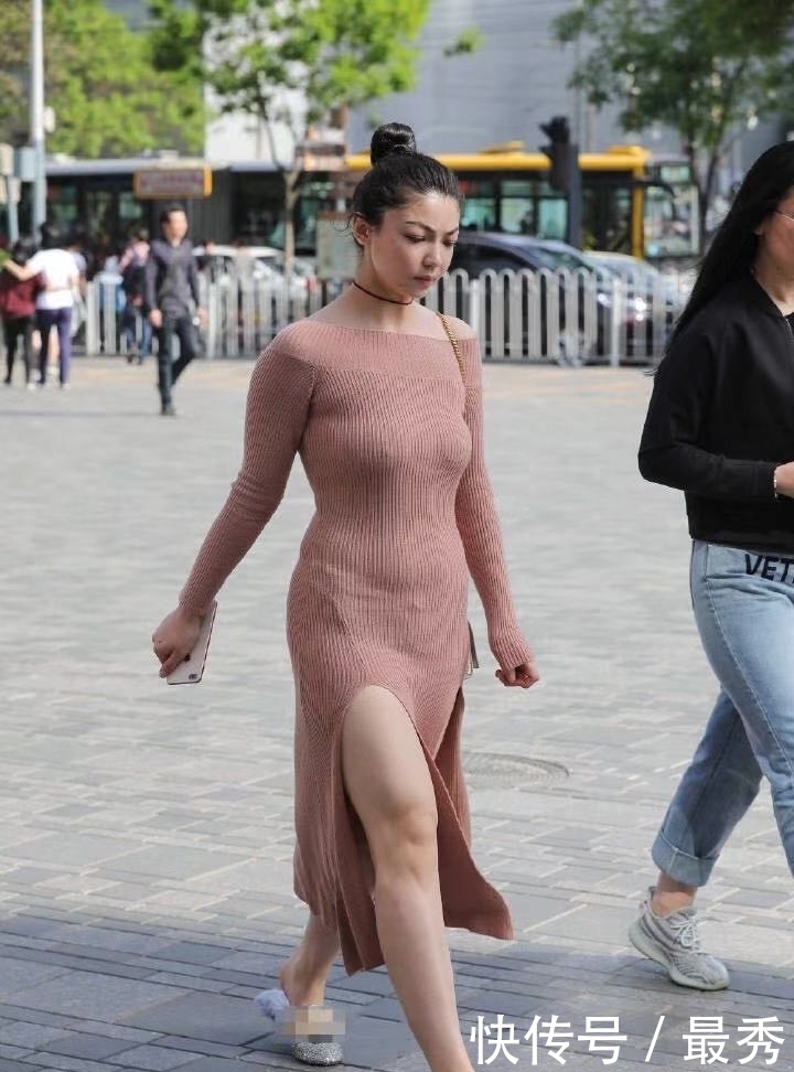 喜欢|街拍:丸子头发型 紧身裙搭配 你喜欢这样的吗