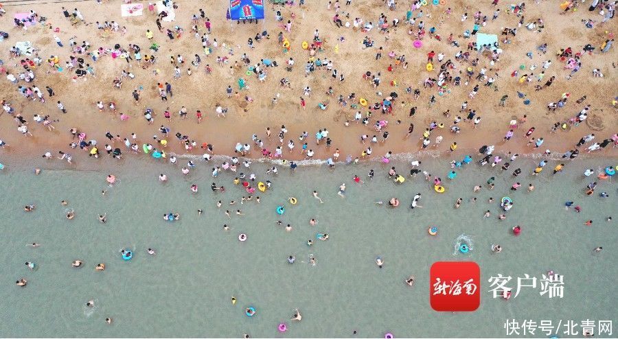 现场直击！海口市民游客假日海滩花式“洗龙水”|组图 | 记者