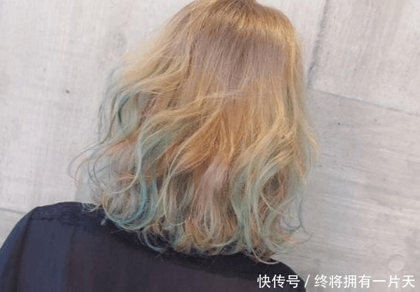 理发|女子一年没洗头遭人嫌弃，理发师帮她理发后，无可救药爱上她！