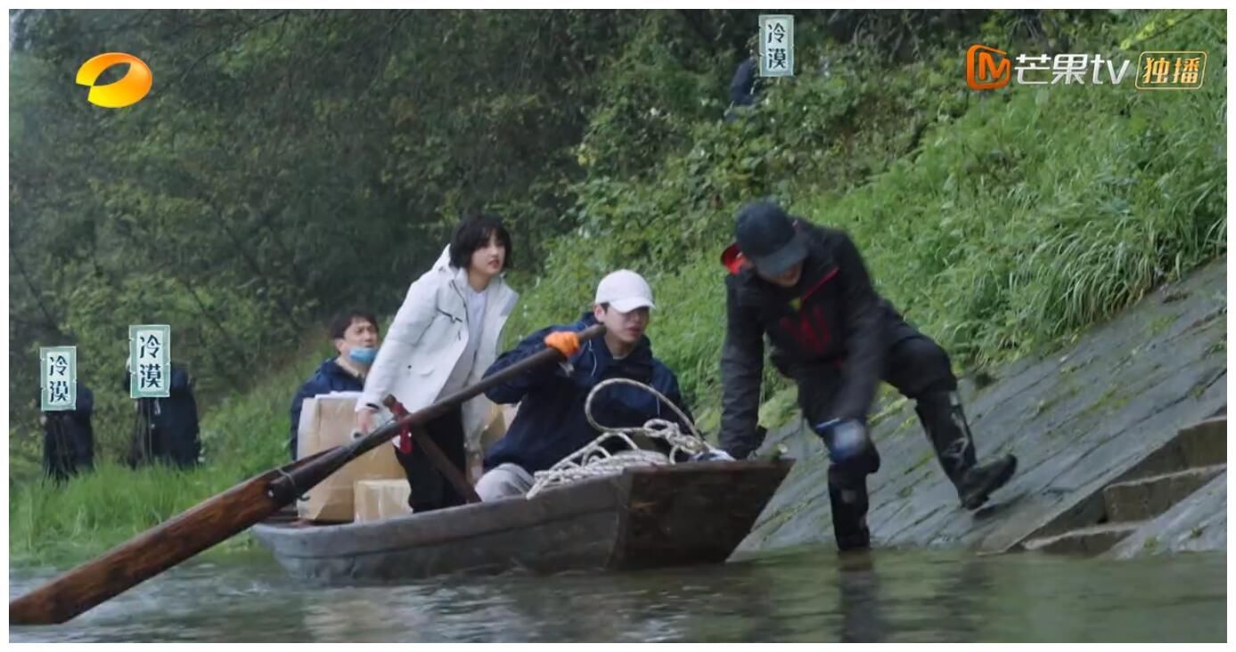 到底是黄磊心太大还是何炅大惊小怪?张艺兴和彭彭的做法一目了然