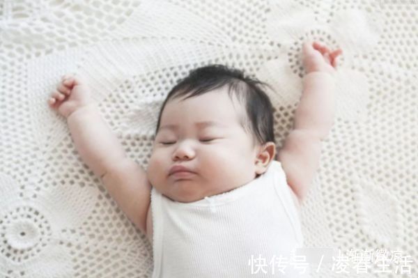 团子爸|宝宝“夜醒”后不愿再睡,不哭不闹却愁坏父母,只能陪玩到天亮吗