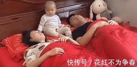 疯癫|三口人睡觉走红:宝妈笑的疯癫,宝爸鼾如雷,宝宝:我是谁我在哪