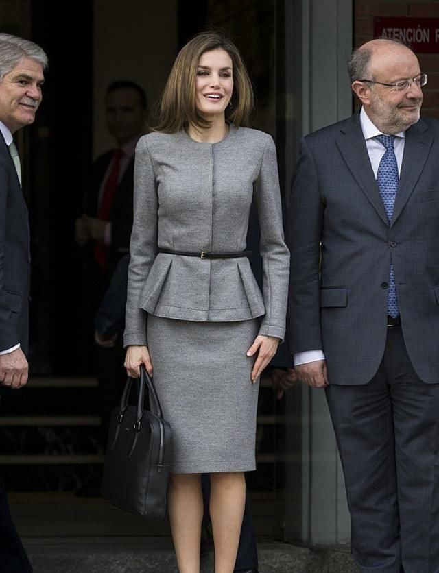 穿搭|西班牙王后又穿“高级灰”,搭配蛇皮鞋和包,比时尚女魔头更洋气