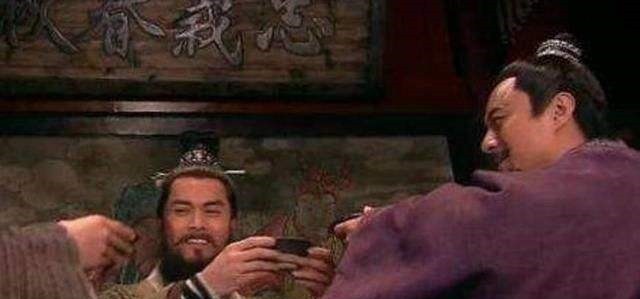 水浒!水浒里,宋江对四个人说过让位,都不敢接,两个敢接的他不敢让!