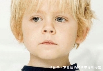 孩子|孩子玩手机或者是看电视的时候老是凑的很近,我们该怎样引导他,让他正确用眼。