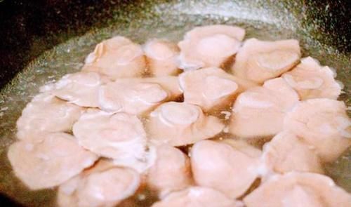 拌饺子馅时，放一勺它，无论做什么饺子馅都很香，不知道可惜了