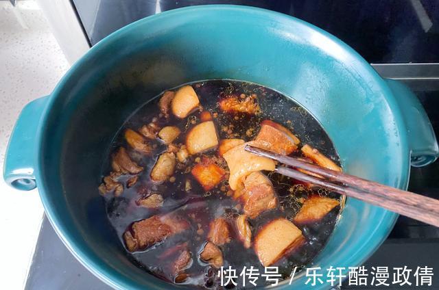 卤五花肉的家常做法,猪皮入口即化肥而不腻,用来做肉夹馍太香了