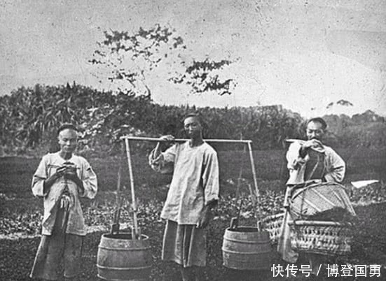 照片中|晚清老照片:图二是挑着粪桶的农夫,图四是朝廷官员的私人花园