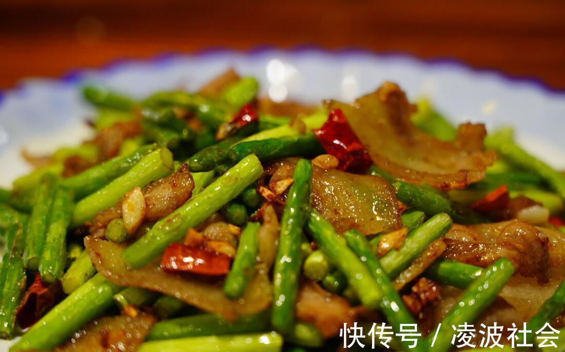 脆嫩|炒蒜苔总是不入味？别再直接下锅了，多做1步，蒜苔爽脆又入味