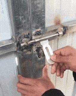 |搞笑GIF:要不是有监控,今天这事儿是说不清了