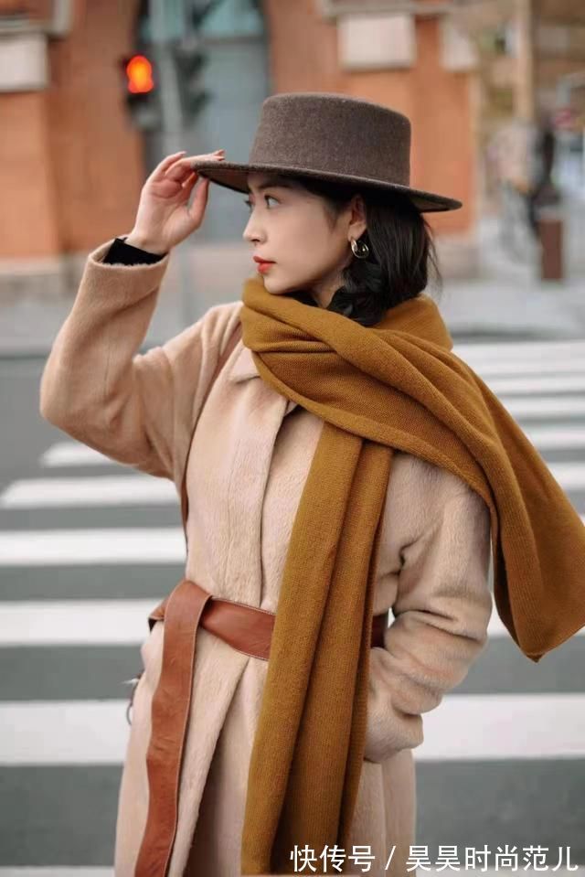 画家帽 冬日温柔风穿搭,还得是大衣+围巾更合适,保暖时尚又不挑年龄
