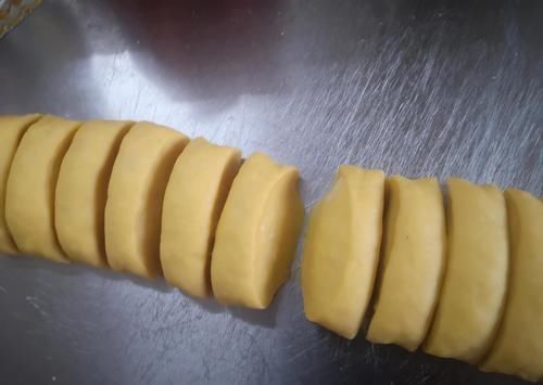 6两面粉，4个鸡蛋，不加一滴水，喜庆小饼这样做，比蛋糕还要香