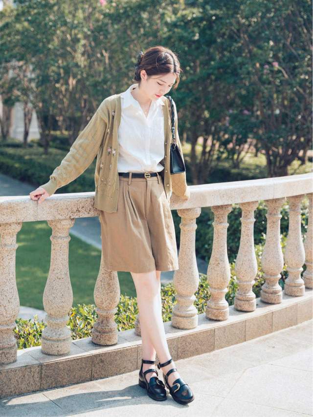 衬衫搭配|秋天的衬衫先别藏起来,搭配上牛仔裤可美了,比你想象中要好看