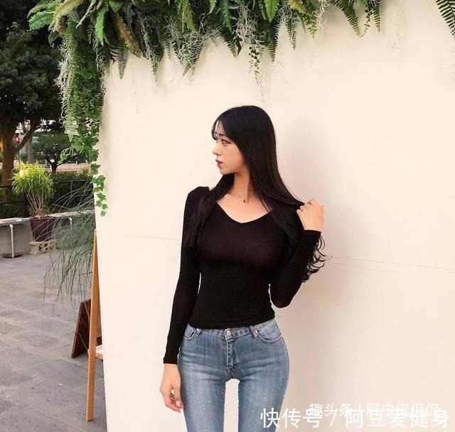 穿上牛仔裤给人温暖时尚的感觉，显得年轻青春范十足