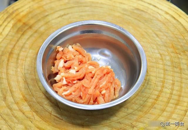 绿豆芽|绿豆芽炒肉丝怎么做不出水，厨师长教你小技巧，清脆爽口又入味