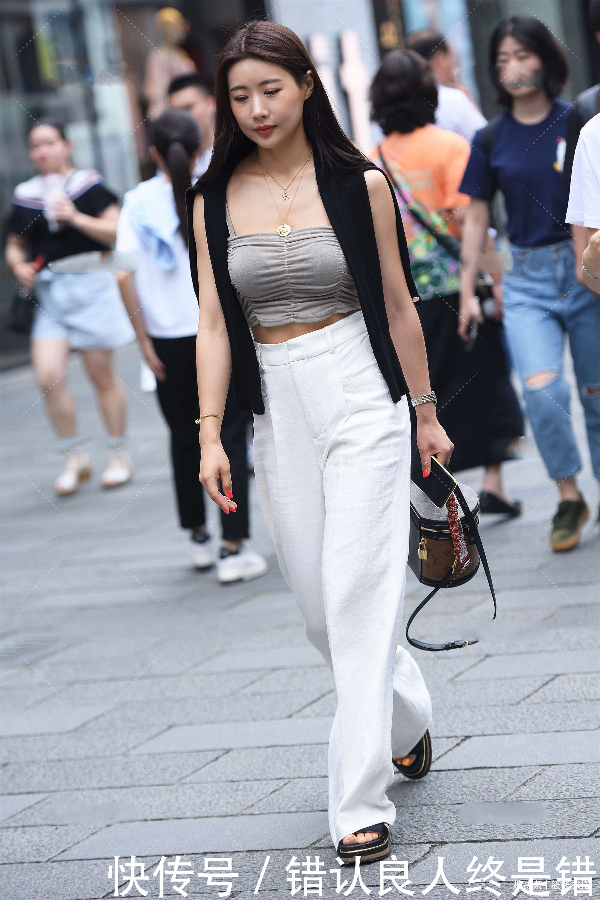 灰色和白系的组合搭配,显温婉恬静气质