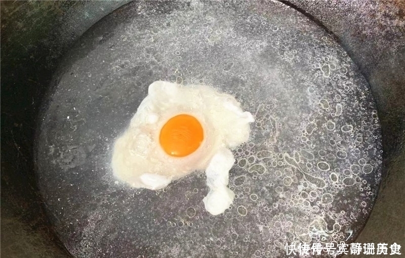 柠檬片|水煮荷包蛋，下锅就散还有白沫？大厨教您1招，完整无缺不散花