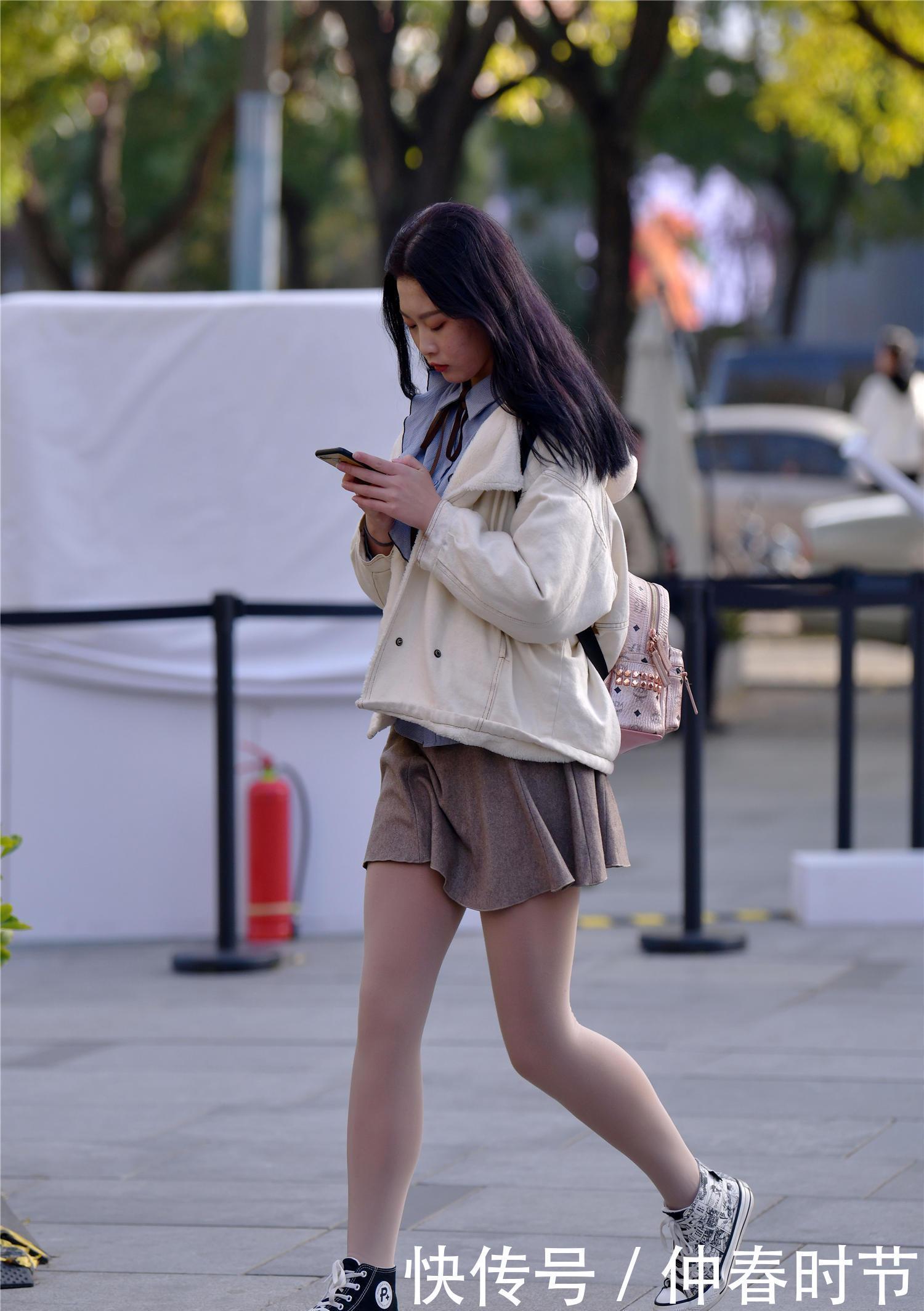 款式|麻灰色的短裙,搭配肉色打底裤,修身效果很好看