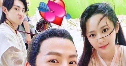 偶像練習生|張藝興楊紫錄制《向往的生活》，兩個手分別抓住左右護欄