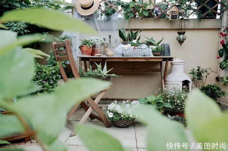 130㎡大露台,花1年改造成“花草蔬果园”,体验屋顶上的田园生活