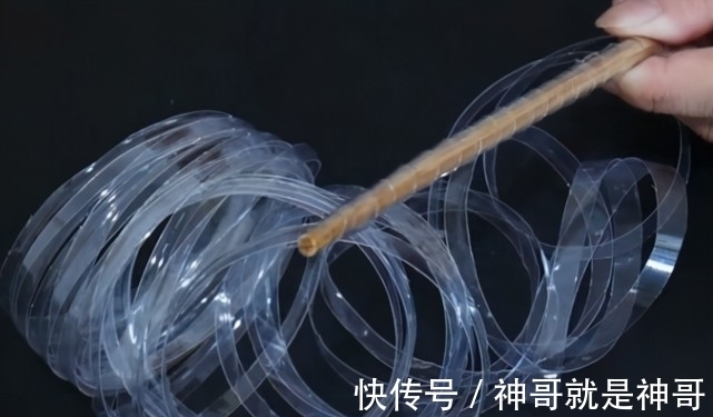 把塑料瓶剪成细丝状，解决了家家户户的大难题，省钱又实用