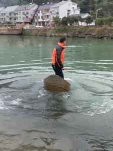 |搞笑GIF:这群臭小子坏得很