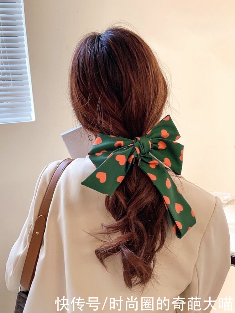 奥黛丽赫本|丝巾你还围出大妈味道？学会这小巧思，胜过你买一百件土气新衣