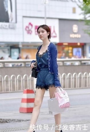  女生|清凉街拍：一个低胸装配披风的时尚女生，你喜欢这样的女生吗