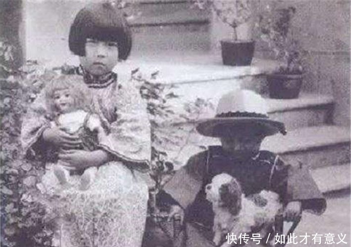 她4岁时被母亲抛弃,跟弟弟感情很好,只因4个字,从此冷漠对待!