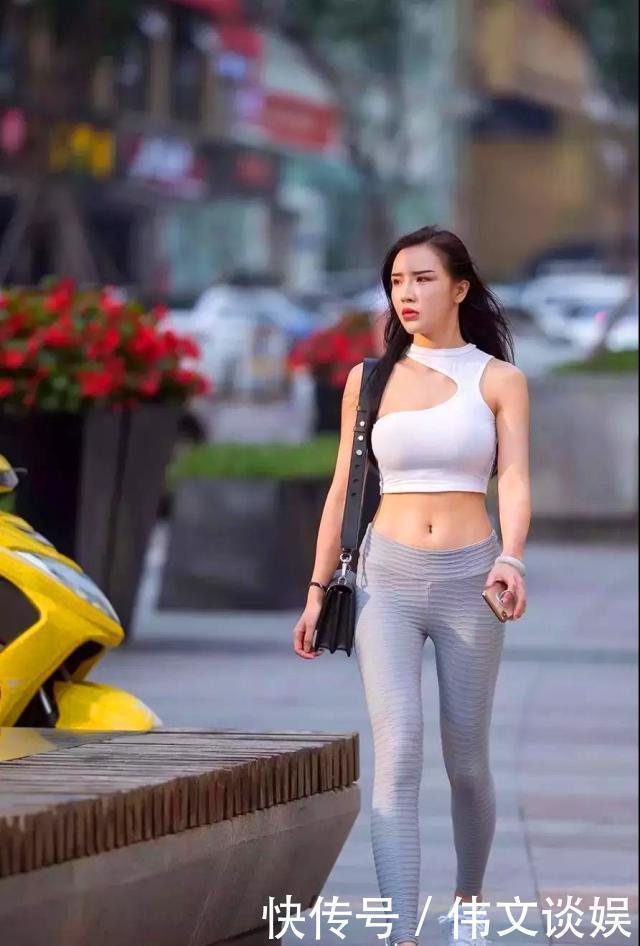 紧身|路人街拍辣妹很会搭配衣服，不对称上衣搭配紧身长裤酷酷哒