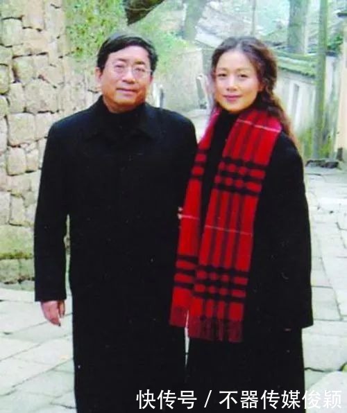 高级|有一种爱情叫做余秋雨和马兰,同样的简约穿搭尽显高级品位