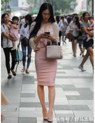 吊带裙|美女穿搭：粉色吊带裙搭配短款开衫， 优雅大气， 气质感十足
