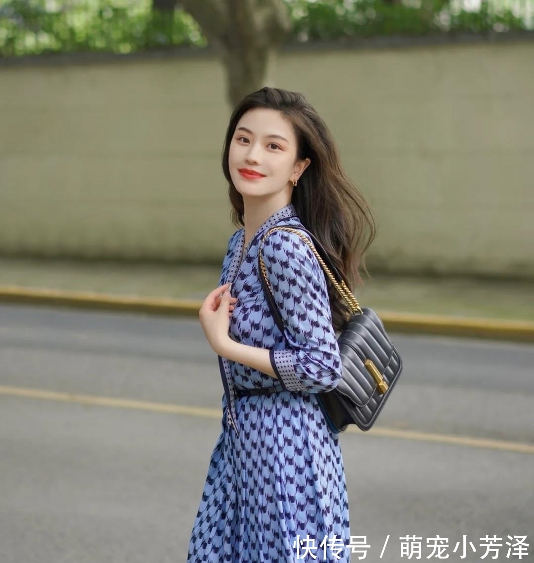 减龄 半裙已经失宠了,初秋适合穿长款连衣裙,修身减龄有气质