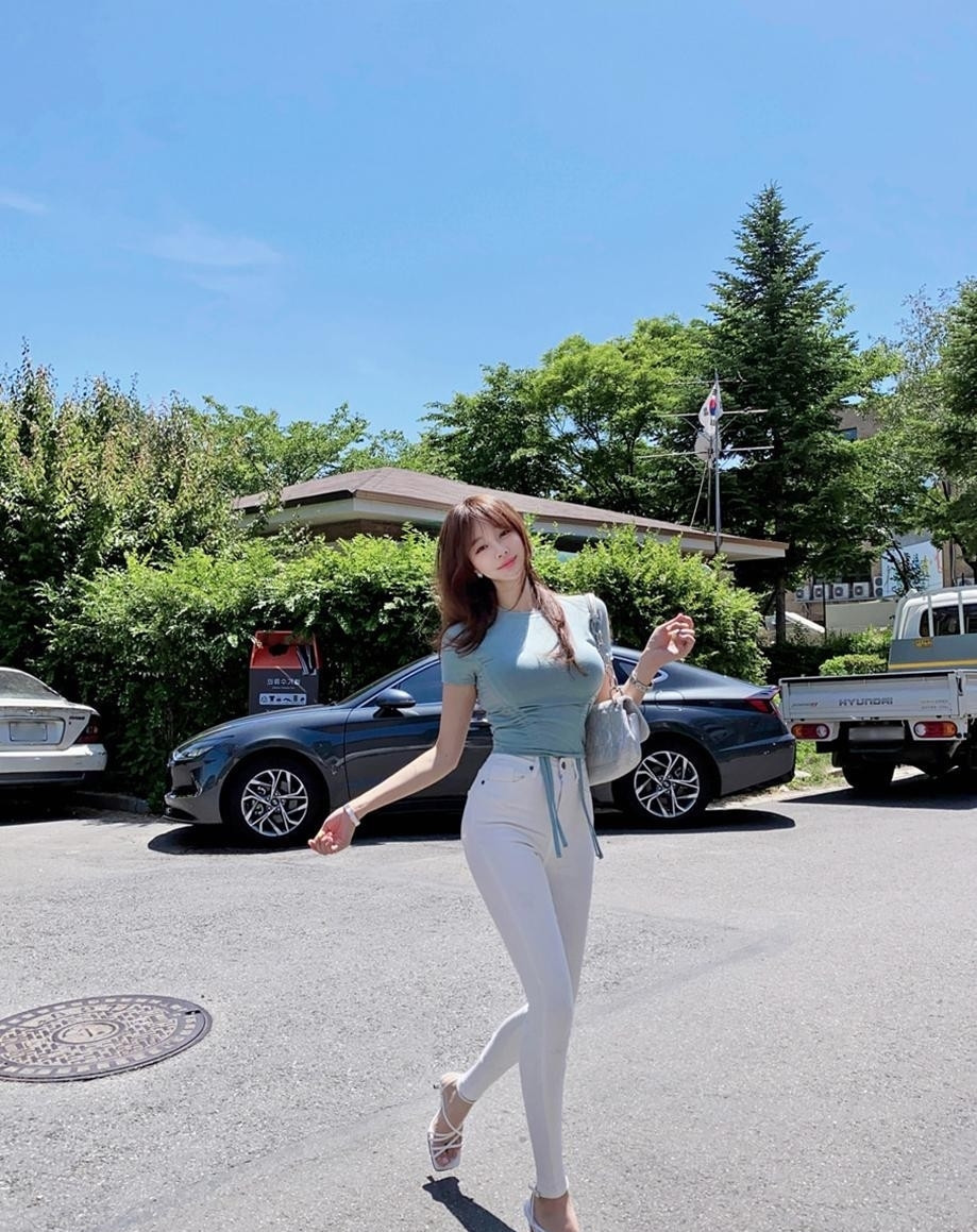 曲线|身材娇小但曲线曼妙的小姐姐, T恤配白色牛仔裤的样子, 美得很惊艳