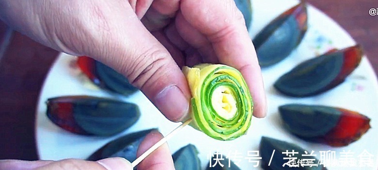 黑暗料理|皮蛋放锅里蒸一蒸,饭店一份要48,在家成本8元,待客有面子
