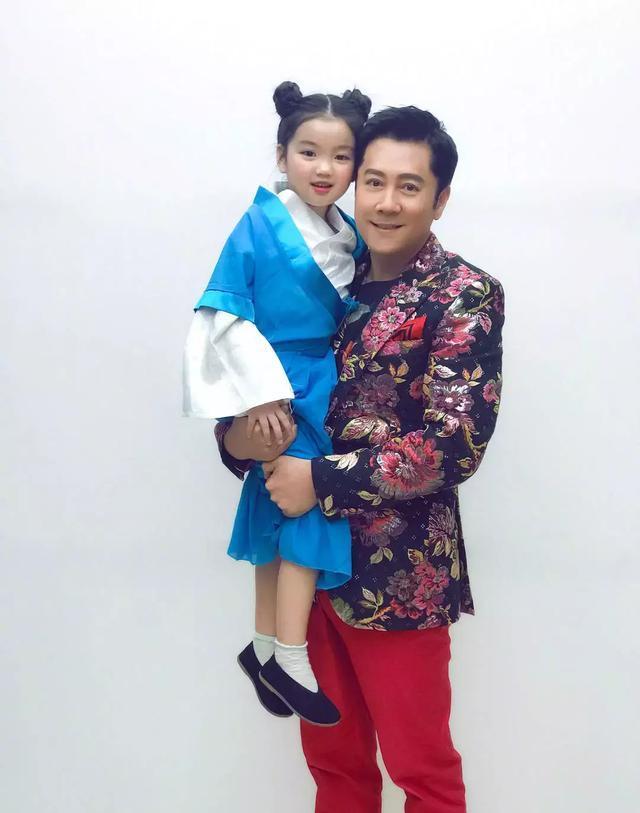 因长得可爱被家人当作“摇钱树”的她,4岁爆红,7岁巨星范十足