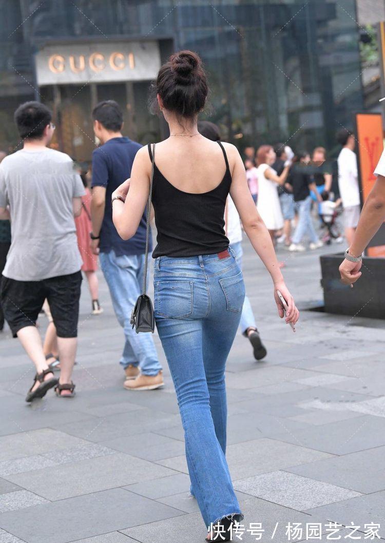 优雅|美女脚上踩着一双尖头的高跟鞋,优雅之中又带着温柔的气息