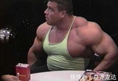 健美界|世界上超大的健美运动员，体重400磅，每天要吃1.2万卡路里