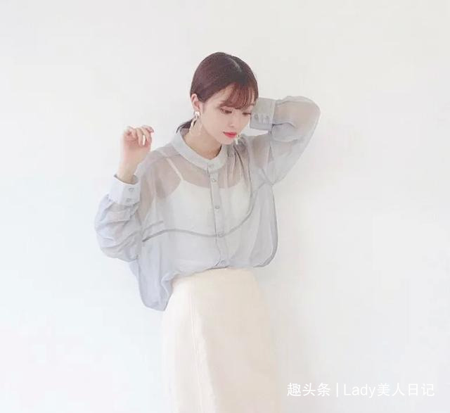 时髦 为什么日本女人都喜欢穿“透视衬衫”夏末早秋的时髦,全靠它撑