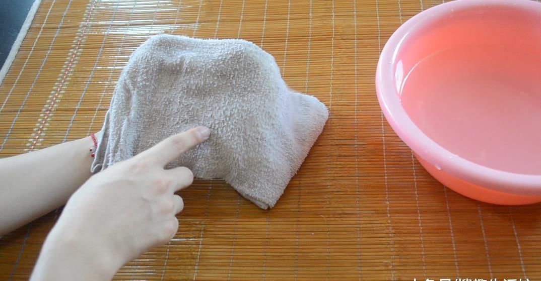 冲洗|凉席脏了别再用水冲洗了, 教你5分钟清洗凉席, 洗的干净还能除螨