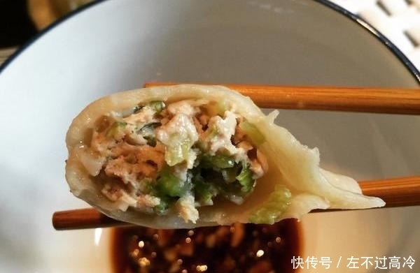 多汁|猪肉芹菜馅儿水饺，怎么调才好吃？大厨教你3招，鲜嫩营养又多汁