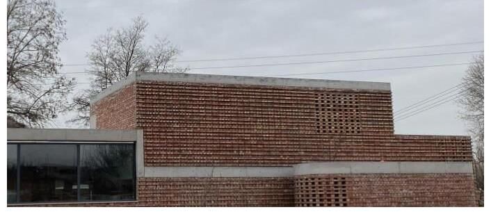 央视点名怒批,东方卫视132万红砖豪宅谁负责?王小骞点评受热捧