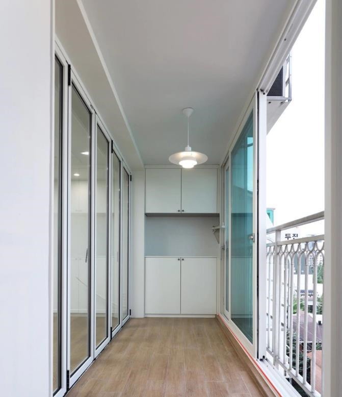 现浇|韩国人聪明,不考虑阳台封不封,直接在护栏边装推拉门,安全实用