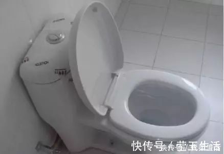 洗衣机|越来越多人洗衣机都安装在马桶上了,废水充分利用,太聪明了