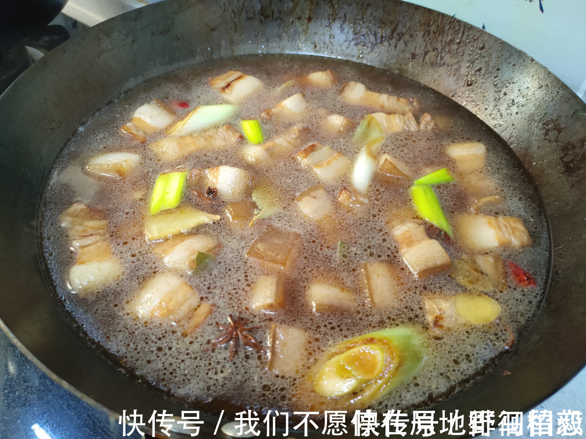 爷爷做了几十年红烧肉,口感软烂香入味,香料只加这四味即可
