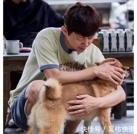 明星的错位照，王一博扎马尾辫，看到肖战厉害了！