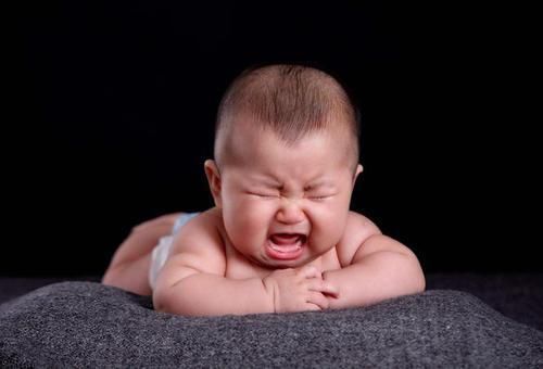 鼻梁|新生儿出生7天哭闹不停,宝妈掀开衣服一看,是婆婆动了“手脚”