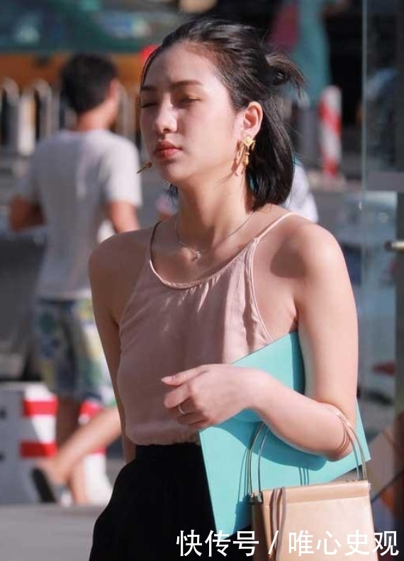颜值|街拍美女:高颜值女神时尚装扮有亮点,小吊带藏不住好身材